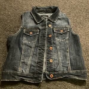 Maurices Brand Women's size Medium dark Wash Denim Vest Button up Style